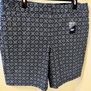 NWT. Quality Land’s End classic chinos. 4-pocket shorts, Size 18